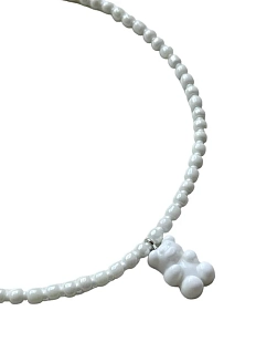 Чокер ручной работы с подвеской «Мишка», бисер, белый