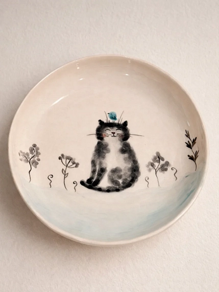 Тарелка ручной работы Ким керамика с бортиком Чёрный котик с птичкой, белая, фарфор, 16 см, фото 1.