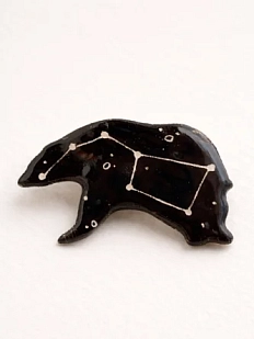 Брошь ручной работы Elizabeth Madar Космическая медведица, чёрная, керамика