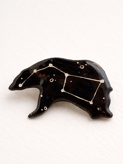 Брошь ручной работы Elizabeth Madar Космическая медведица, чёрная, керамика, фото 1.