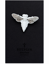 Брошь ручной работы Фарфор Булыгина «Пчела», бело-серебристая