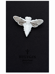 Брошь ручной работы Bulygin «Пчела», фарфор, бело-серебристая