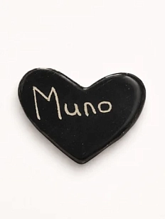 Брошь ручной работы Elizabeth Madar сердечко «Мило», чёрная, керамика