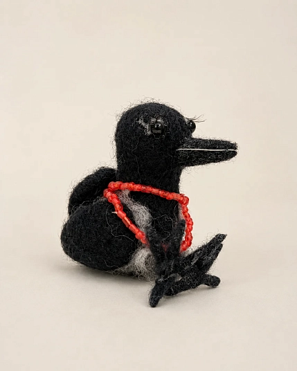 Валяная игрушка Северяшка «Ворона в бусах», шерсть, фото 1.