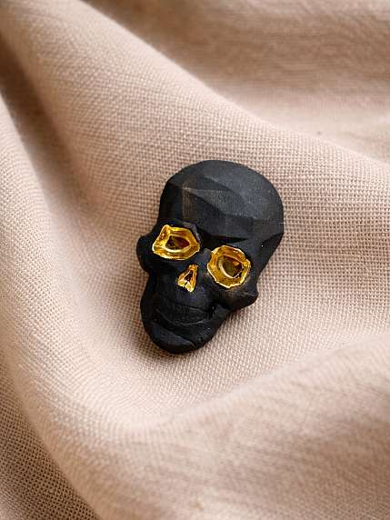 Брошь ручной работы Bulygin «Череп полигональный», фарфор, чёрно-золотистая, фото 3.