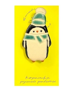 Брошь ручной работы «Пингвин в зелёном шарфе», керамика, чёрно-белая