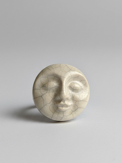Кольцо ручной работы с эффектом кракелюр «Лицо», белое, керамика, фото 1.