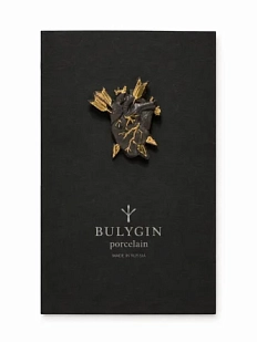 Брошь ручной работы Фарфор Булыгина «Разбитое сердце», чёрно-золотистая