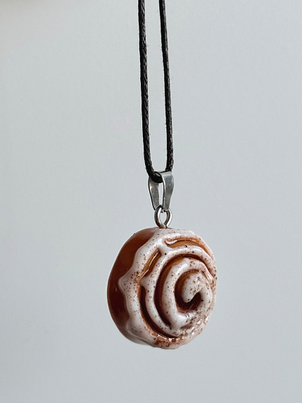 Подвеска ручной работы Счастливые истории «Синнабон», полимерная глина, фото 1.