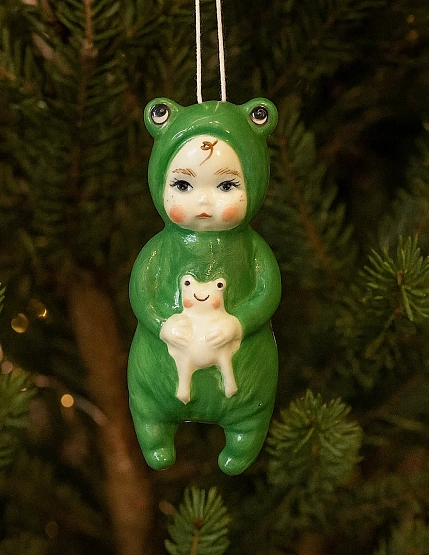 Ёлочная игрушка Ким керамика «Малыш в костюме лягушонка», 10 см, фарфор, фото 6.