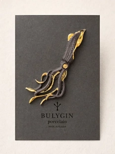 Брошь ручной работы Фарфор Булыгина «Кальмар», черно-золотистая