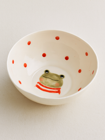 Тарелка глубокая ручной работы Лягушка в полосатом свитере, белая в красный горошек, фарфор, 12 см, фото 2.