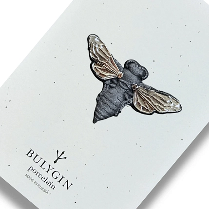 Брошь ручной работы Фарфор Булыгина «Пчела», чёрно-серебристая, фото 3.