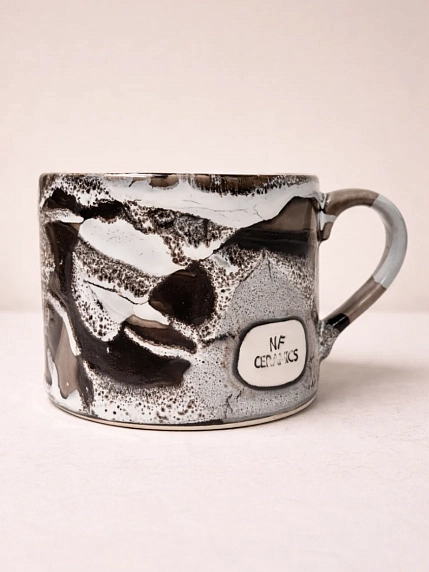 Кружка ручной работы Тата вытворяет/NF ceramics «Перфекце*уист», чёрная, керамика, 500 мл, фото 3.