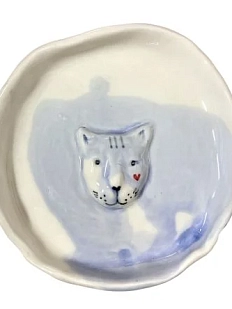 Тарелка ручной работы Мария Гордеева с фигуркой Котик, бело-голубая, полуфарфор, 13 см