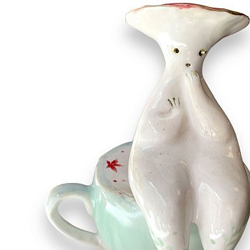 Статуэтка ручной работы «Грибочек» на чашке, керамика, белый с розовой шлапкой, фото 2.