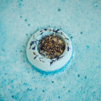 Бомбочка для ванны Вершина натуральности (Top Naturally) «Черника-василёк», пралине, голубая, фото 1.