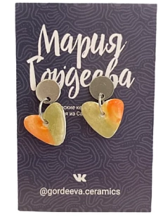 Серёжки-гвоздики Мария Гордеева Сердечки, на планке, керамика, оранжево-зелёные