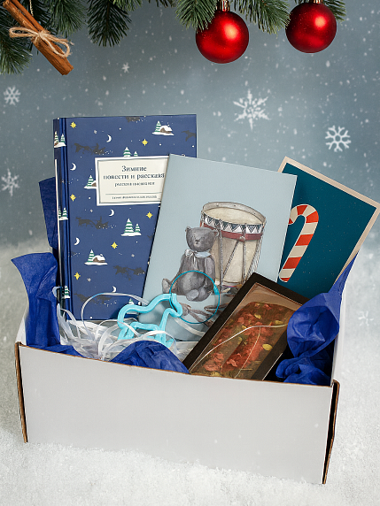 Подарочный набор на Новый год с книгой «Зимние повести и рассказы русских писателей», блокнотом, брелком и шоколадом, фото 1.