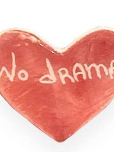 Брошь ручной работы сердечко No drama, розовая, керамика