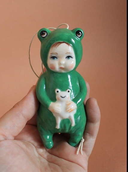 Ёлочная игрушка из фарфора «Малыш в костюме лягушонка», 10 см, фото 1.