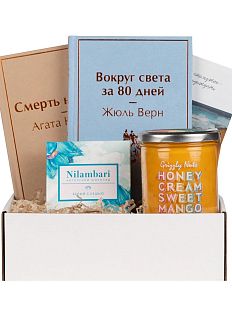 Подарочный набор с книгами «Смерть на Ниле», «Вокруг света за 80 дней» и сладостями