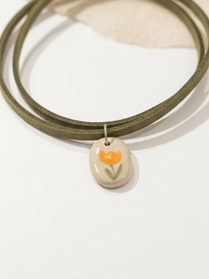 Чокер ручной работы «Тюльпан» на зелёном замшевом шнурке, керамика, фото 1.