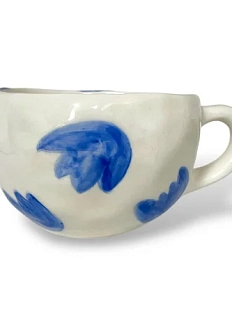 Кружка ручной работы Керамика Дарьи Карпиной «Синие тюльпаны», белая, 350 мл