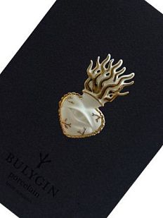 Брошь ручной работы Bulygin «Огненное сердце», фарфор, бело-золотистая