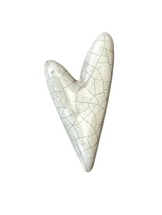 Брошь ручной работы КерамЕлКа «Длинное сердце», белая с трещинами, керамика