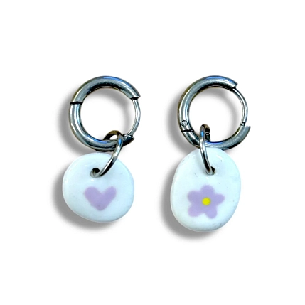 Серьги-конго Радость Рядом «Сиреневый цветочек с сердечком», полимерная глина, белые, фото 1.
