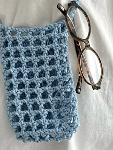 Сумка для телефона вязаная, голубая