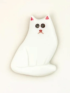 Брошь ручной работы Екатерина Юдо «Белый кот», керамика