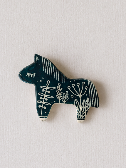 Брошь ручной работы Лошадка и травы, тёмно-синяя, керамика, фото 1.