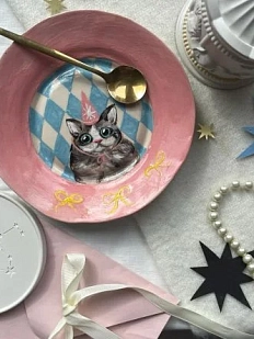 Тарелка ручной работы с Котиком в колпачке, розовая, глина, 16 см