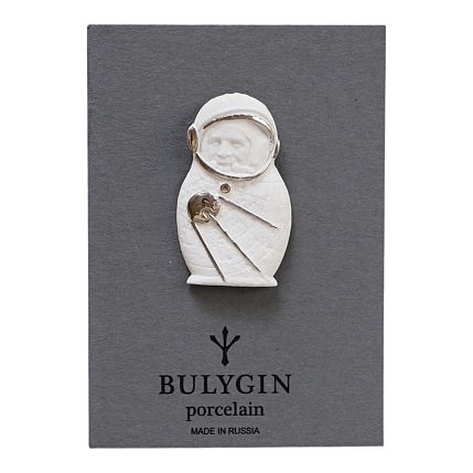Брошь ручной работы Bulygin «Гагарин» большая, бело-серебристая, фарфор, фото 2.