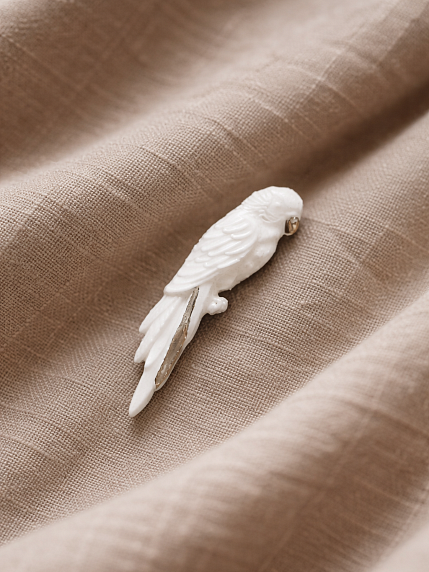 Брошь ручной работы Bulygin «Попугай», бело-серебристая, фарфор, фото 4.