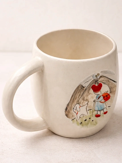 Кружка ручной работы НАДО ЖЕ с подвеской сердечком и росписью «Девочка и собачка в горах», белая, керамика, 300 мл, фото 4.