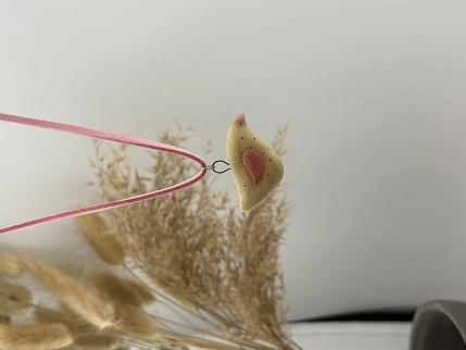 Чокер ручной работы Ceramission «Птичка» на замшевом коротком шнурке, бежево-розовый, керамика, фото 2.