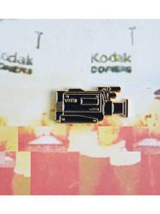 Металлический значок «VHS камера»