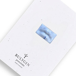 Брошь ручной работы Bulygin «Губы античные», голубая, фарфор