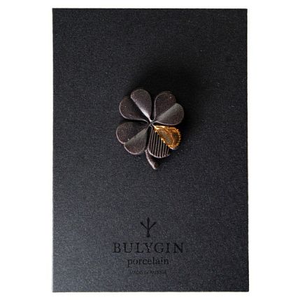 Брошь ручной работы Bulygin «Клевер», фарфор, чёрно-золотистая, фото 1.