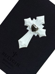 Брошь ручной работы Bulygin «Крест», бело-золотистая, фарфор