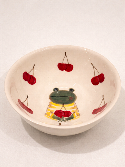 Тарелка глубокая ручной работы Ким керамика Лягушка с вишенками, белая, фарфор, 12 см, фото 2.