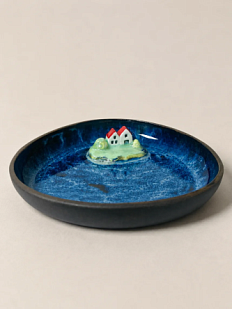 Тарелка ручной работы с фигуркой внутри Синее море, чёрная, керамика, 14 см