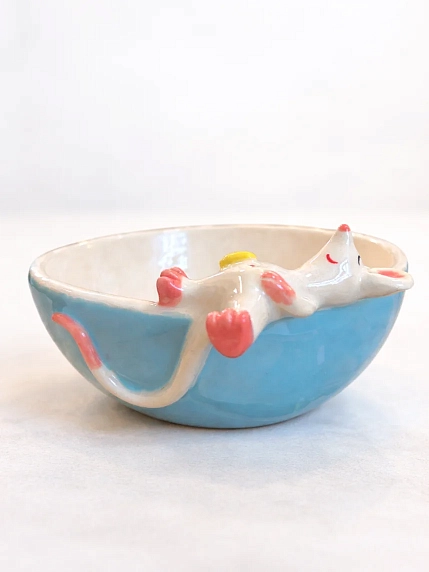 Глубокая тарелка ручной работы «Мышка с сыром», голубая, керамика, 16 см, фото 1.