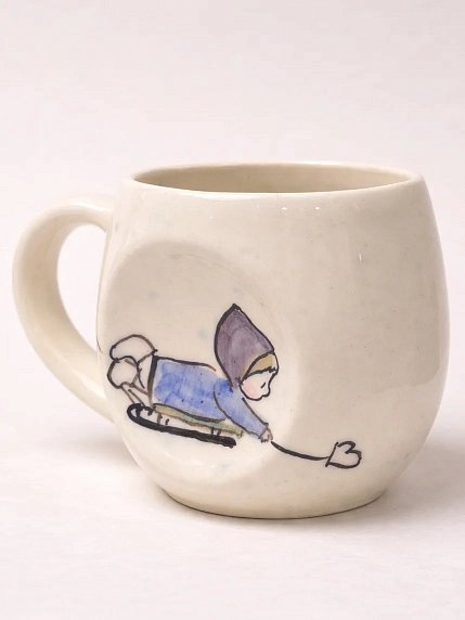 Кружка ручной работы НАДО ЖЕ с росписью «Девочка на санках», белая, керамика, 250 мл, фото 2.