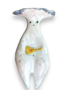 Статуэтка ручной работы «Грибочек» с балалайкой, керамика, белый с серой шлапкой