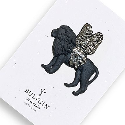 Брошь ручной работы Bulygin «Лев», фарфор, чёрно-серебристая, фото 1.