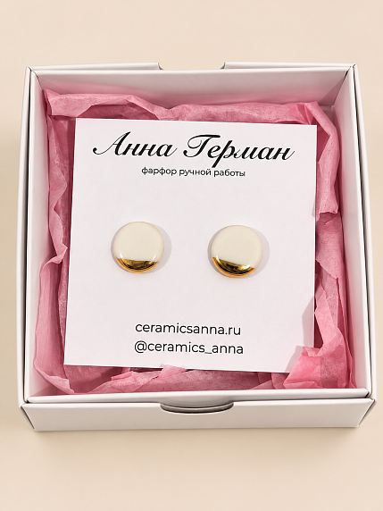 Серьги-гвоздики Анна Герман круглые, фарфор, бело-золотистые, фото 4.